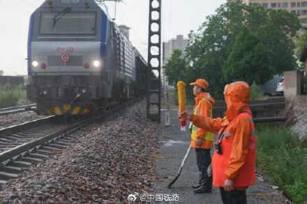 台风“白海豚”来袭,铁路部门迅速启动应急预案! 台风“白海豚”来袭,铁路部门迅速启动应急预案!
