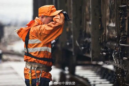 台风“白海豚”来袭,铁路部门迅速启动应急预案! 台风“白海豚”来袭,铁路部门迅速启动应急预案!