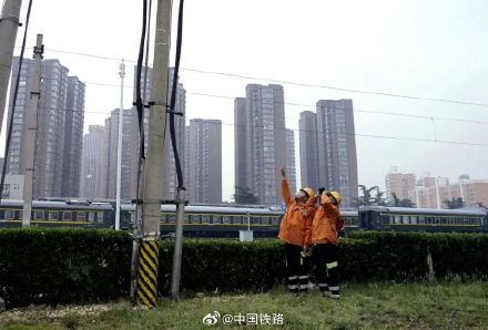 台风“白海豚”来袭,铁路部门迅速启动应急预案! 台风“白海豚”来袭,铁路部门迅速启动应急预案!