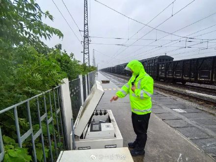 台风“白海豚”来袭,铁路部门迅速启动应急预案! 台风“白海豚”来袭,铁路部门迅速启动应急预案!